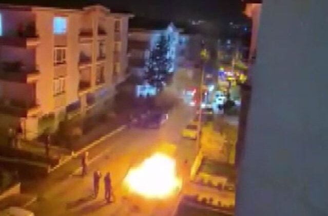 Kayınvalidesinin evinin önünde aracını yakıp, havaya ateş açtı