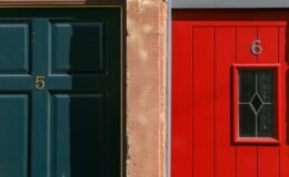 Bu ülkede kapısı kırmızı olanlar tek bir şey ilan ediyor