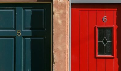 Bu ülkede kapısı kırmızı olanlar tek bir şey ilan ediyor