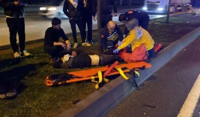 Düşürdüğü telefonunu alırken araba çarptı