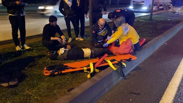 Düşürdüğü telefonunu alırken araba çarptı