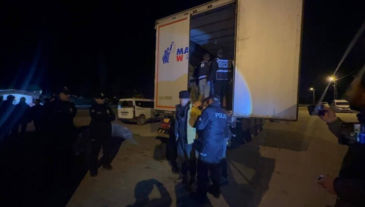 Durdurulan TIR’da 18 kaçak göçmen yakalandı