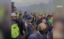 Alagöz'ün ısrarı jandarma ile köylüleri karşı karşıya getirdi: Köylüler Alagöz'e bir kez daha geçit vermedi