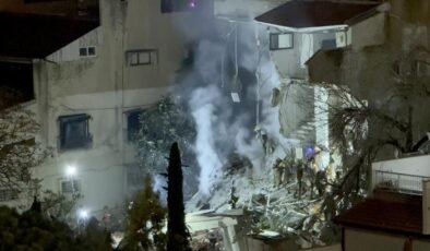 Demir kubbe bir kez daha delindi! İran füzesi İsrail’i vurdu… Yaralılar var