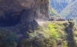 Devasa kaya saniyeler içinde çöktü! Facia anı kamerada