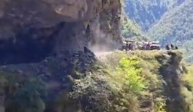 Devasa kaya saniyeler içinde çöktü! Facia anı kamerada