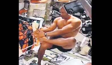 ‘Uzay duşu’ alırken kameraya yakalandı