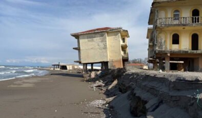 Karasu’da erozyon tehlikesi: Tahliye edilen villa yan yattı