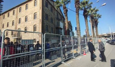 İzmir’de şafak baskını: Meslek Fabrikası ablukaya alındı