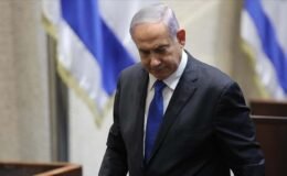 Eski İsrail Başbakanı'ndan Netanyahu'ya sert sözler! 'Ülkeyi içeriden parçalıyor'