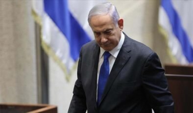 Eski İsrail Başbakanı'ndan Netanyahu'ya sert sözler! 'Ülkeyi içeriden parçalıyor'