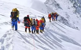 Everest'te dev vurgun! Önce karbonatla hasta ettiler, sonra kurtardılar