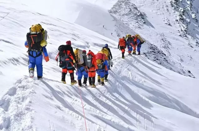Everest'te dev vurgun! Önce karbonatla hasta ettiler, sonra kurtardılar