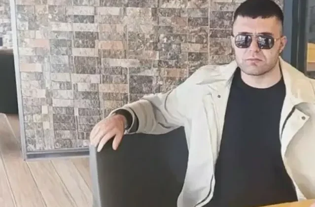 Daha 17 yaşında! Çatıdan girip yatağında uyuyan genci öldürdü