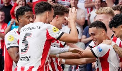 Hollanda'da üst üste üçüncü kez şampiyon PSV Eindhoven!