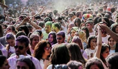 Gençlerin yarısı hayatından memnun