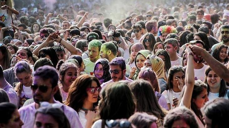 Gençlerin yarısı hayatından memnun