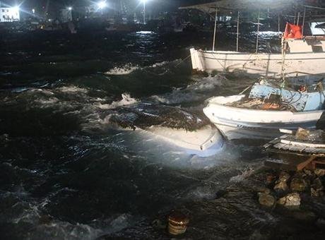 Hatay’da fırtına! Tekneler alabora oldu, ev ve iş yerlerinin çatısı uçtu
