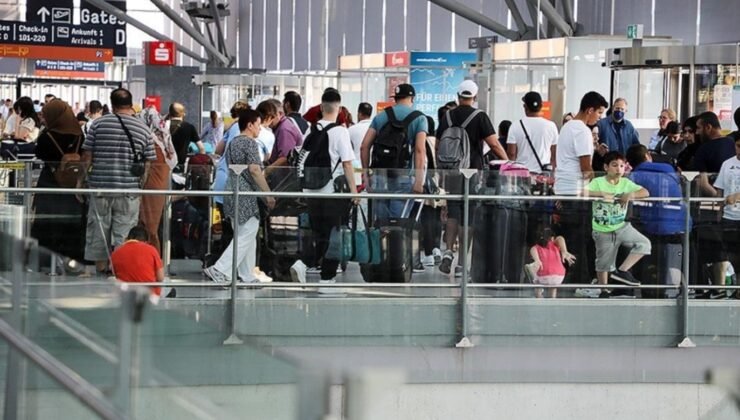 Havacılıkta kaos günü: Yüzlerce sefer iptal, binlerce kişi ortada kaldı