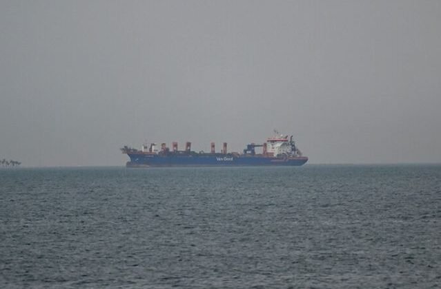 Dünya rahat nefes aldı! Hürmüz Boğazı'ndan ilk gemiler peş peşe geçti