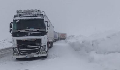 Görüntü bugün çekildi! Tipi bastırdı, araçlar yolda kaldı