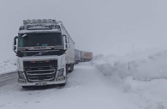 Görüntü bugün çekildi! Tipi bastırdı, araçlar yolda kaldı