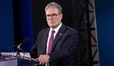 İngiltere'de 'Epstein' depremi! Starmer'a istifa çağrısı geldi