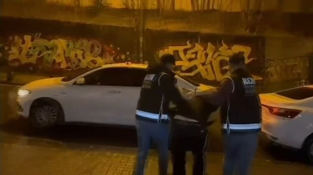 Interpol tarafından 'Kırmızı Bültenle' aranan altın kaçakçısı İstanbul'da yakalandı