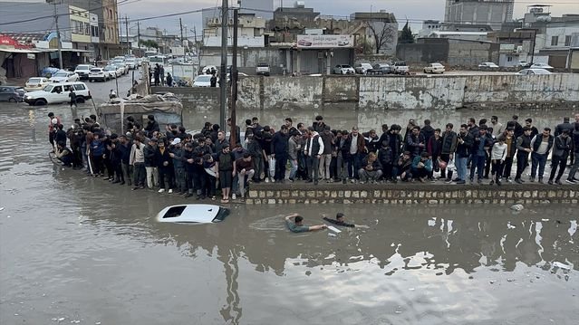 Irak'ın Erbil kentinde etkili olan yağış hayatı olumsuz etkiledi