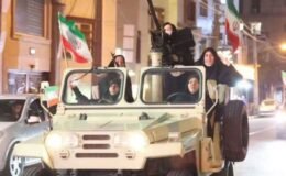 İranlı kadınlardan ağır silahlarla gövde gösterisi