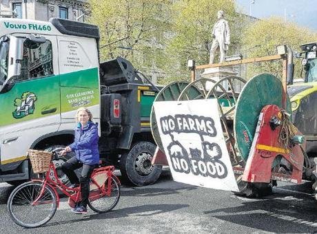 İrlandalı çiftçiler isyan etti: Mazot yoksa yemek de yok