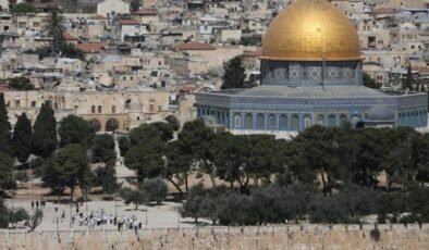 İsrail polisi, Mescid-i Aksa avlusunda 2 kadın ve 1 görevliyi gözaltına aldı