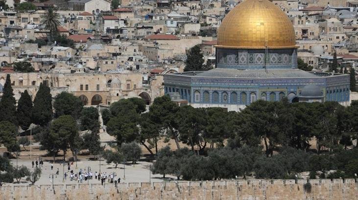 İsrail polisi, Mescid-i Aksa avlusunda 2 kadın ve 1 görevliyi gözaltına aldı