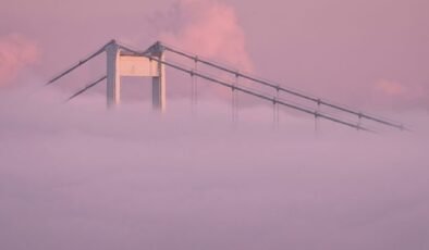 İstanbul Boğazı sis bulutlarının arasında kayboldu