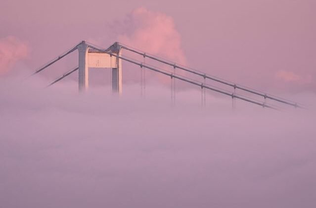 İstanbul Boğazı sis bulutlarının arasında kayboldu