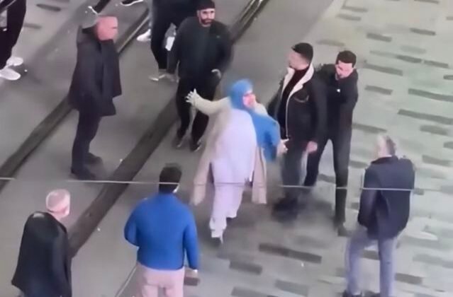 Taksim'de feci kavga! Teyze de dahil olunca ortalık iyice karıştı