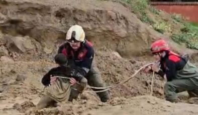 İzmir'de çamura saplanan 2 çocuk kurtarıldı