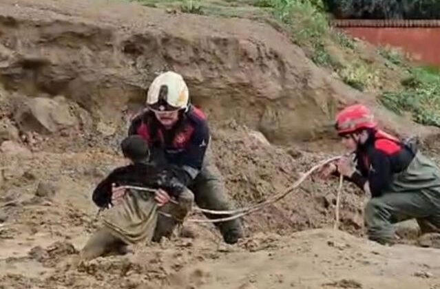 İzmir'de çamura saplanan 2 çocuk kurtarıldı
