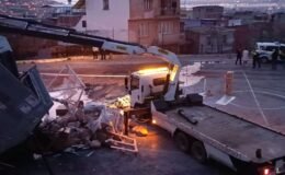 Freni boşalan kamyon okul bahçesine uçtu, sürücünün durumu ağır