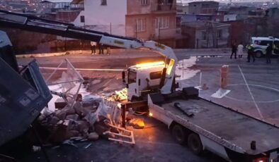 Freni boşalan kamyon okul bahçesine uçtu, sürücünün durumu ağır