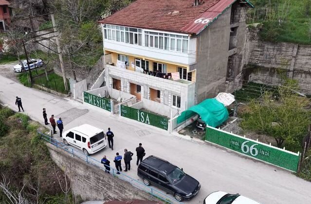 Kendisini 'Mesih' ilan etti, evine yazdığı yazılar ekipleri harekete geçirdi