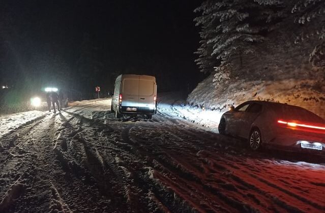 Nisan ayında kar bastırdı, Kastamonu'da yola çıkan mahsur kaldı