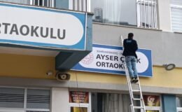 Katliamın yaşandığı okulun tabelası yeni binaya asıldı