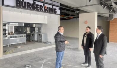 Kaymakamın Burger King’e ‘hayırlı olsun’ ziyareti tartışma yarattı