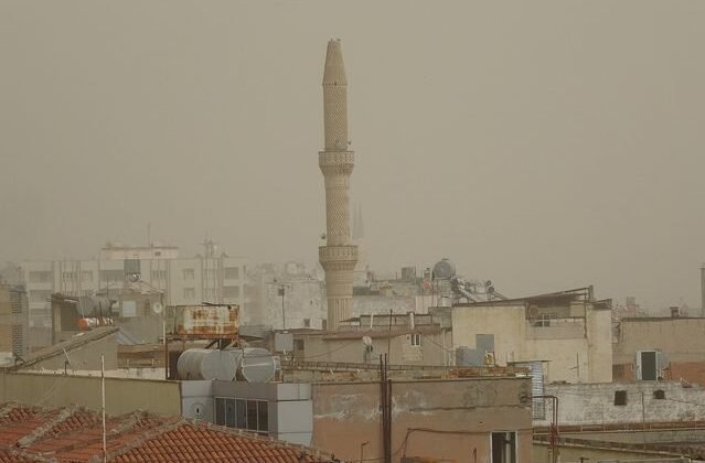 Kilis'te göz gözü görmedi: Suriye'den gelen toz bulutu hayatı felç etti