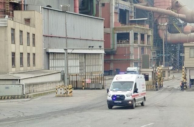 Kocaeli'de fabrikada yüksekten düşen 4 işçi yaralandı