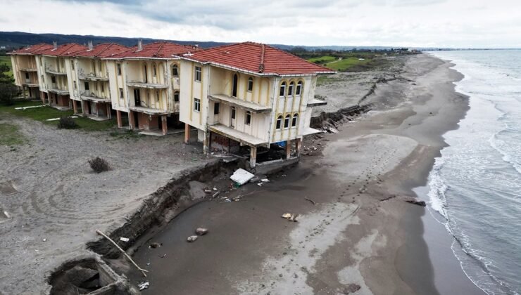 Korku filmi gibi tatil köyü! Deniz 100 metre içeri girdi villalar çöktü