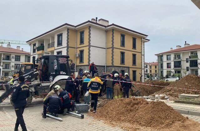 Manisa'da kanalizasyon çalışmasında göçük: 1 işçi toprak altında kaldı