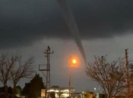 Mardin’de sağanak öncesi çıkan hortum korkutan görüntüler oluşturdu