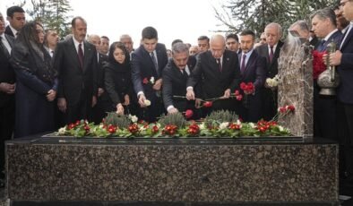 Bahçeli, Alparslan Türkeş'in kabrinde: Fotoğraf karesindeki detay dikkat çekti